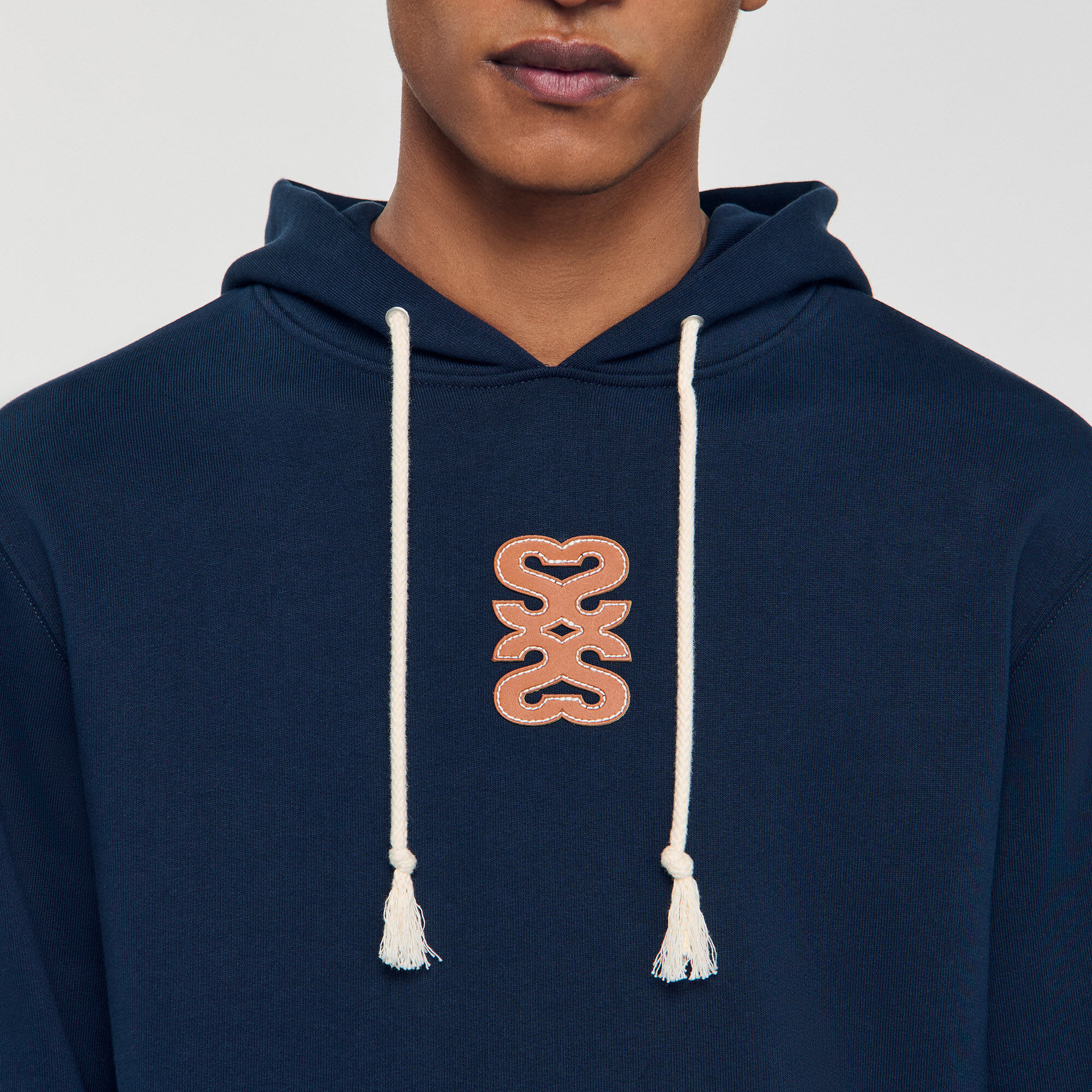 Felpe con patch in pelle