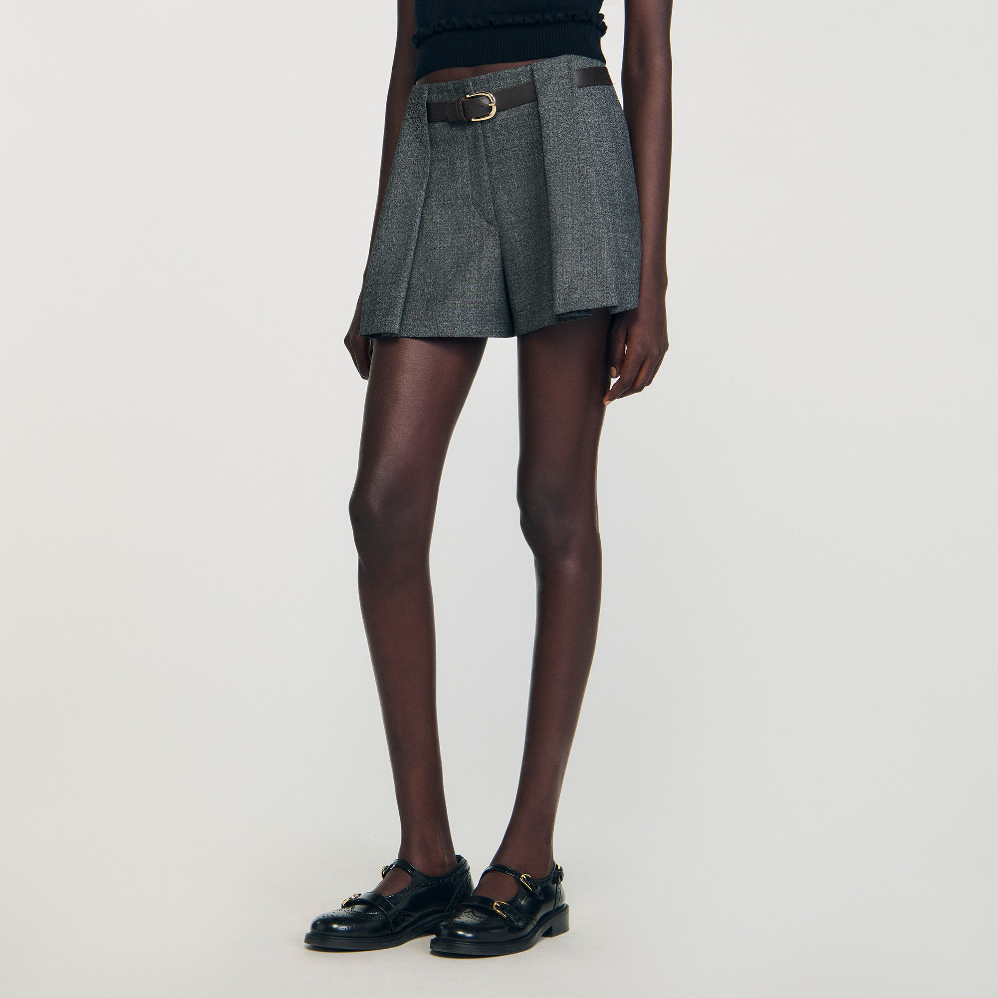 Shorts con pieghe e cinturino
