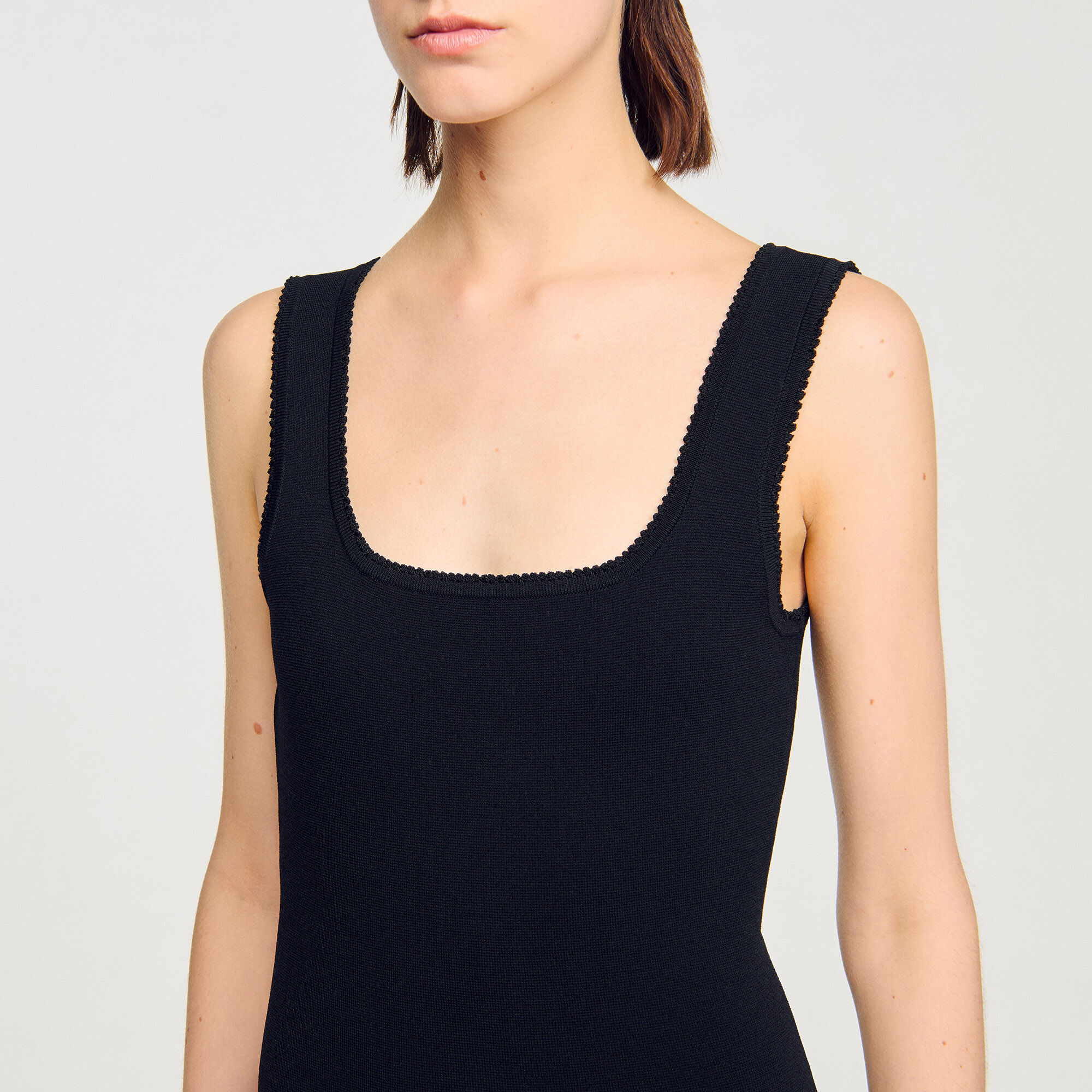 Vestito corto in maglia con volant