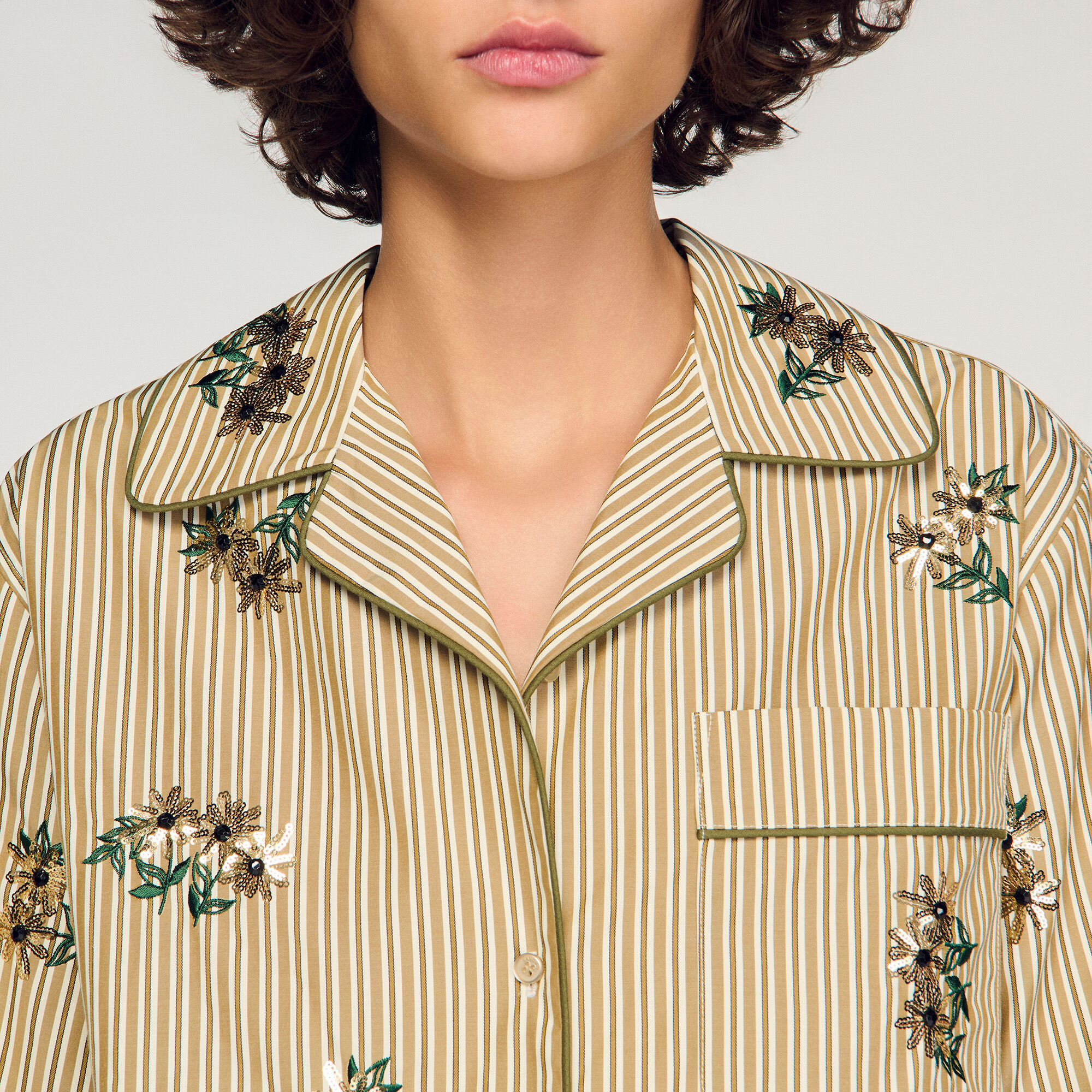 Camicia a righe, ricamo floreale